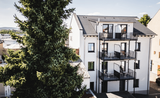 Oh-Key Frankfurter Str. 59 — Hinterhof mit Tanne